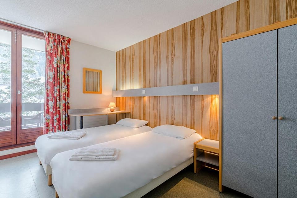 Bed, Photo of the whole room, Bedroom, towels, wardrobe