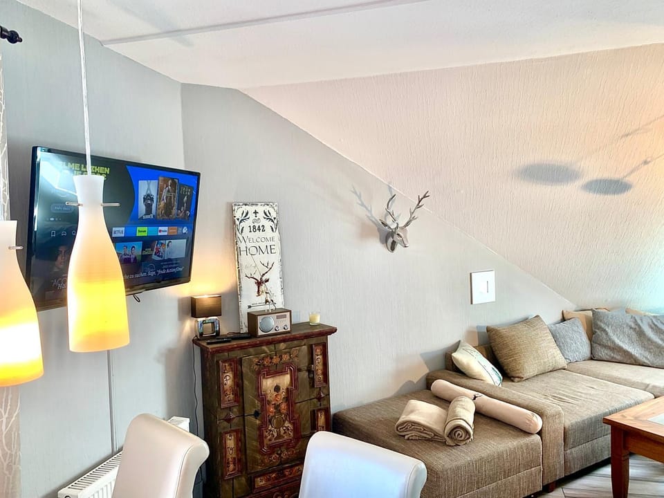 Communal lounge/ TV room, TV and multimedia, Living room, Seating area