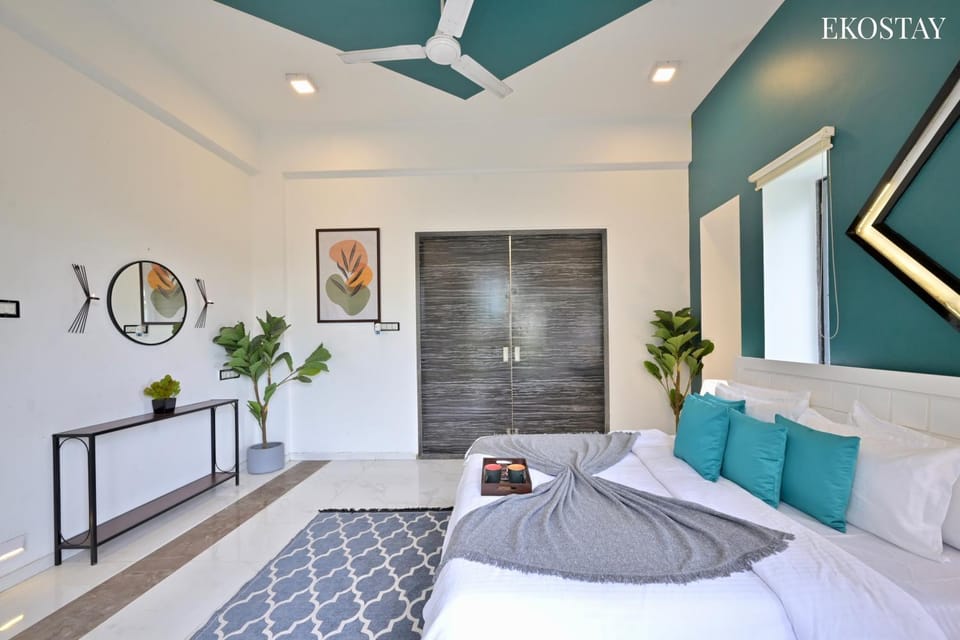 Bed, Photo of the whole room, Decorative detail, Seating area, Bedroom