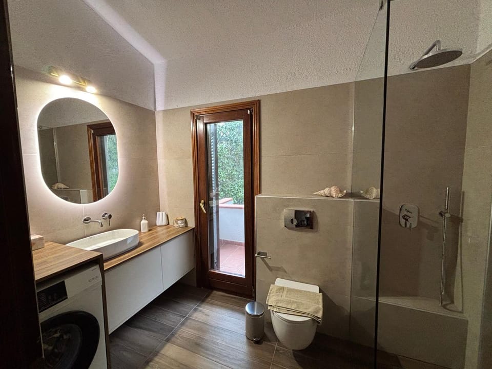 Shower, Toilet, Bathroom, towels, washing machine