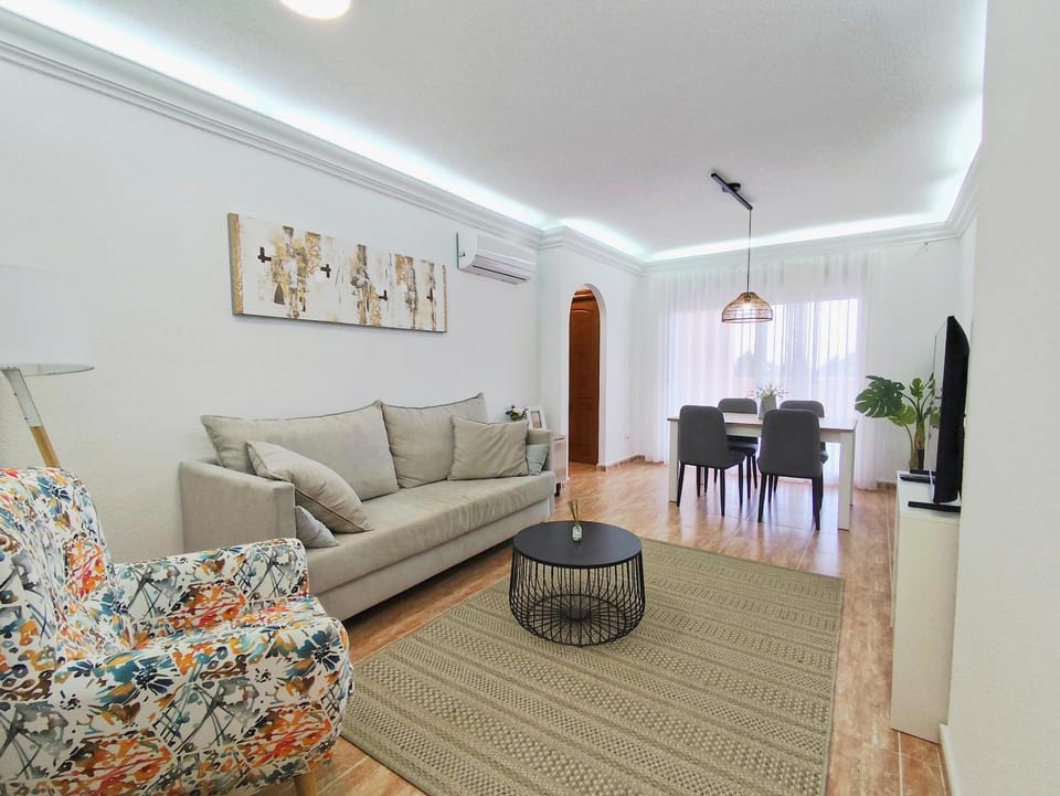 TV and multimedia, Living room, Seating area, Dining area