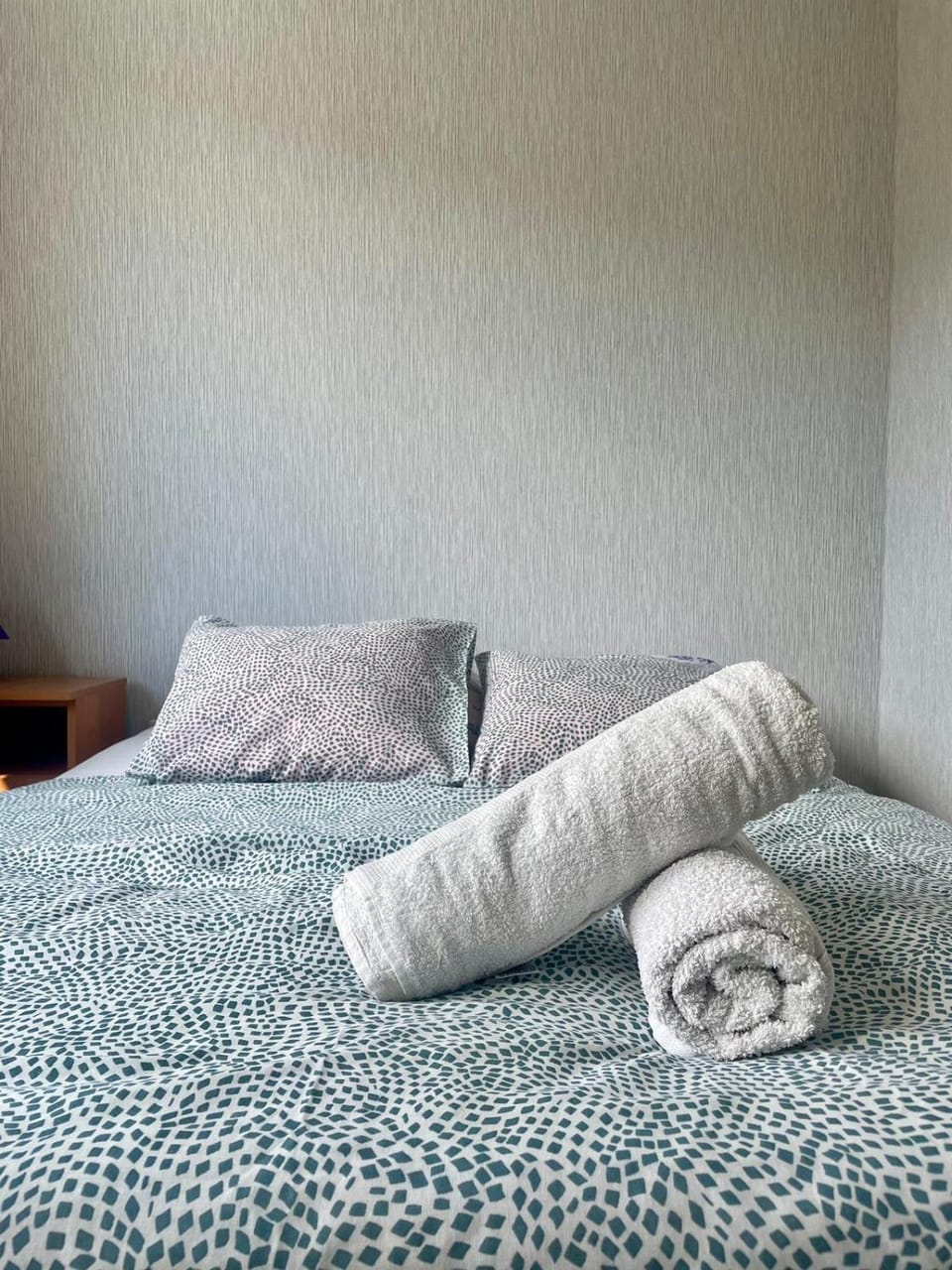Bed, Bedroom, towels
