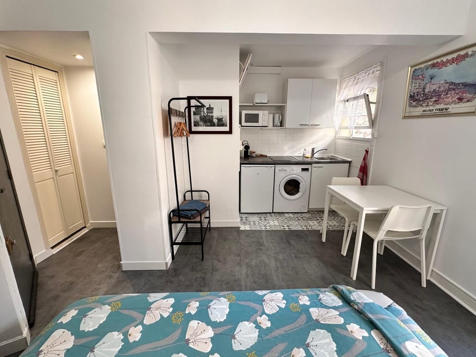 Bed, Kitchen or kitchenette, Photo of the whole room, Dining area, washing machine