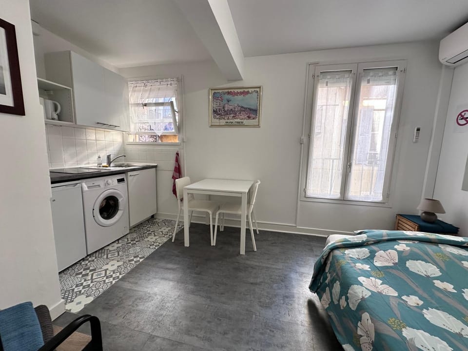 Bed, Kitchen or kitchenette