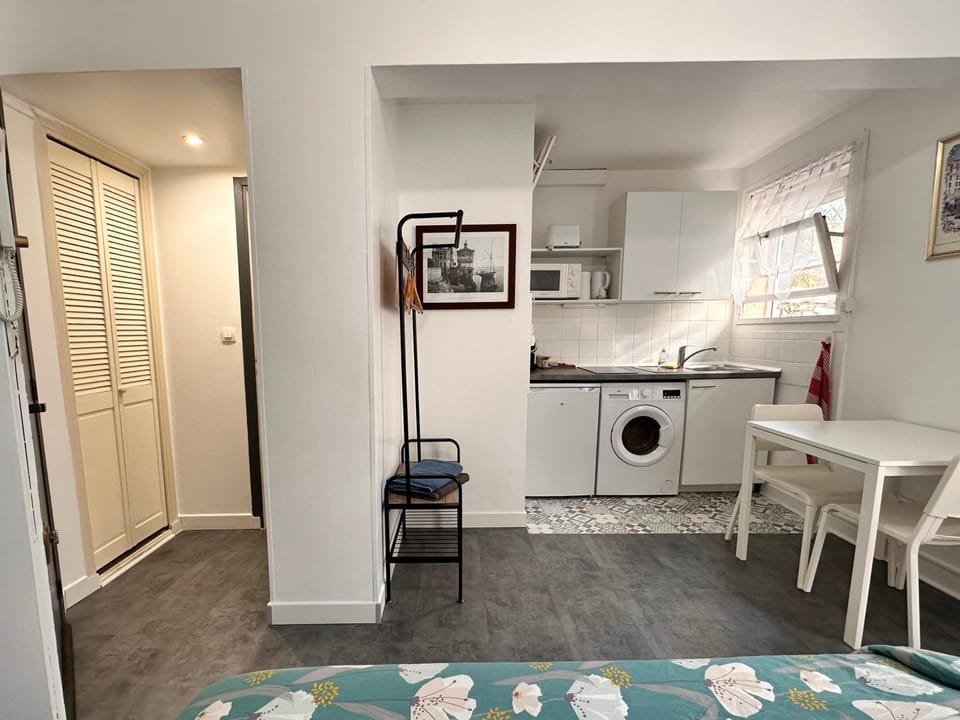 Bed, Kitchen or kitchenette, Photo of the whole room, washing machine