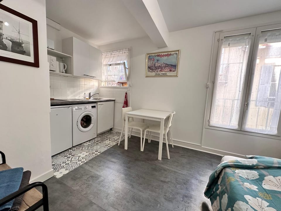 Bed, Kitchen or kitchenette, Photo of the whole room, Dining area, washing machine