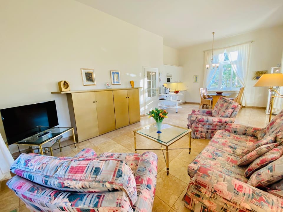 TV and multimedia, Kitchen or kitchenette, Living room, Seating area, Dining area