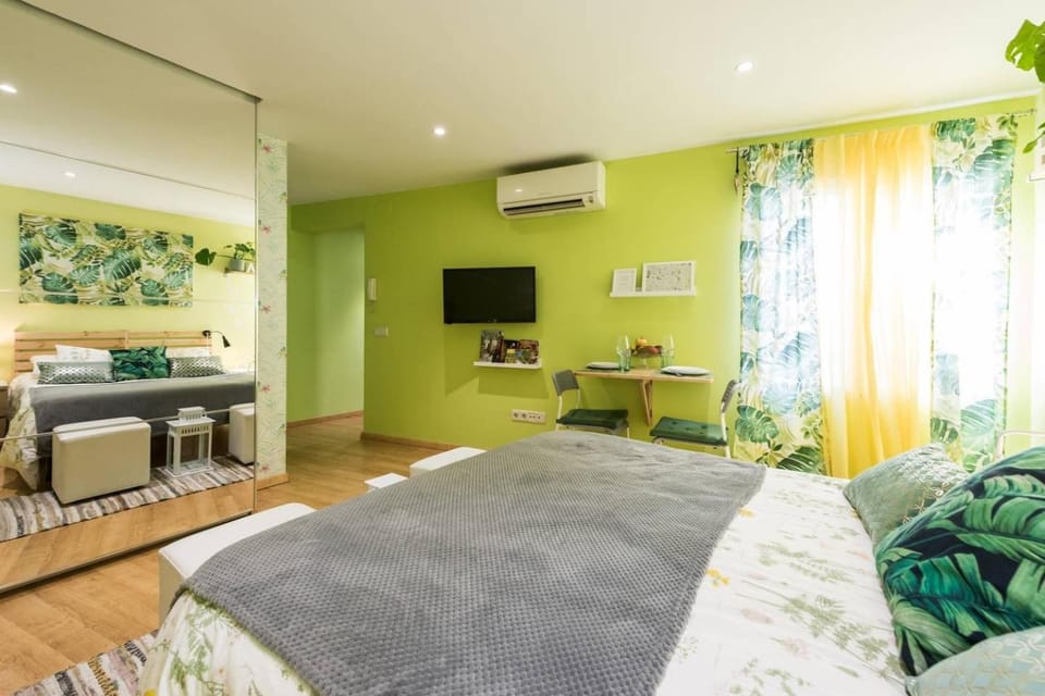 Photo of the whole room, Decorative detail, Decorative detail, Dining area, Bedroom