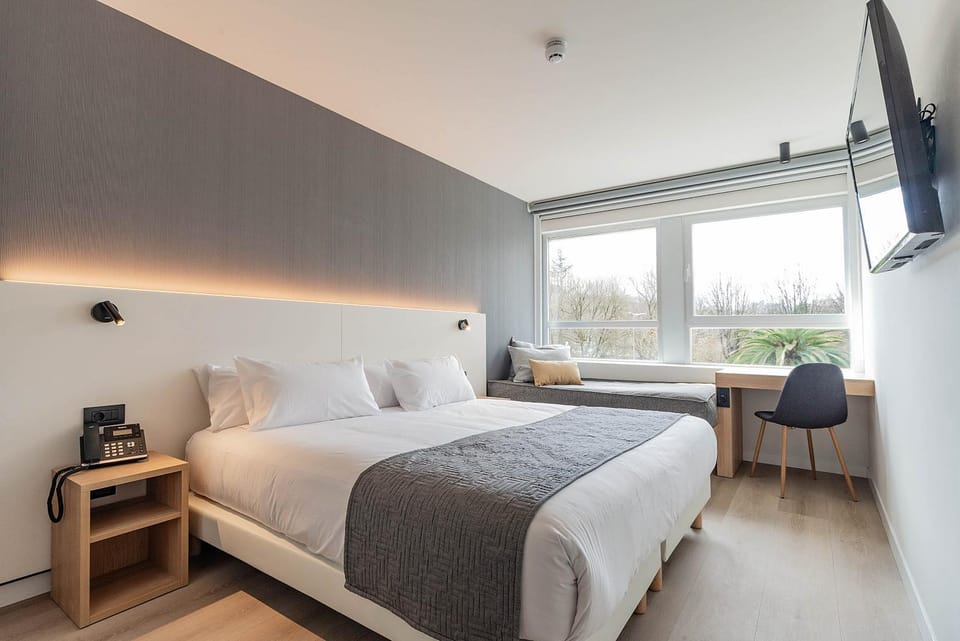 Bed, TV and multimedia, Bedroom