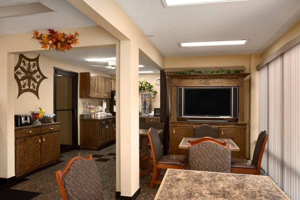 Restaurant/places to eat, Dining area, On site