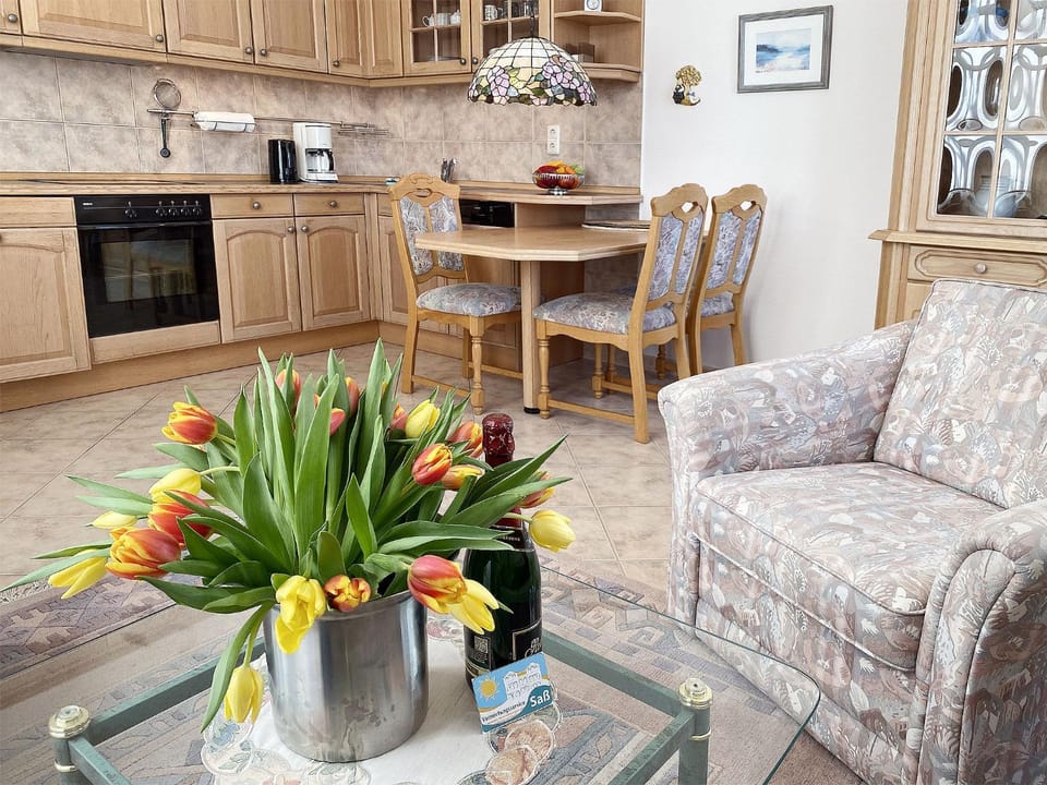 Kitchen or kitchenette, Living room, Seating area, Dining area, dishwasher, stove