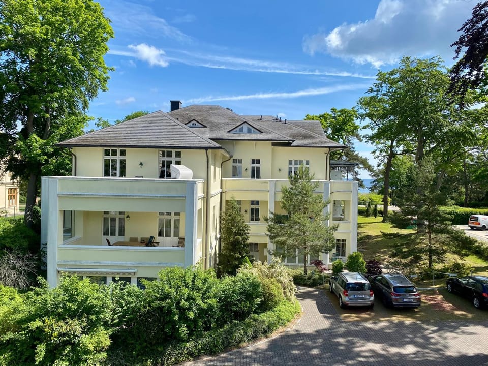 Property building, Balcony/Terrace, Parking