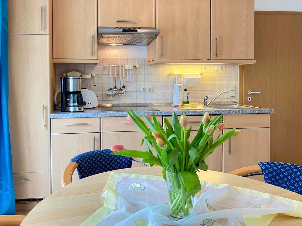 Coffee/tea facilities, Kitchen or kitchenette, Dining area, stove