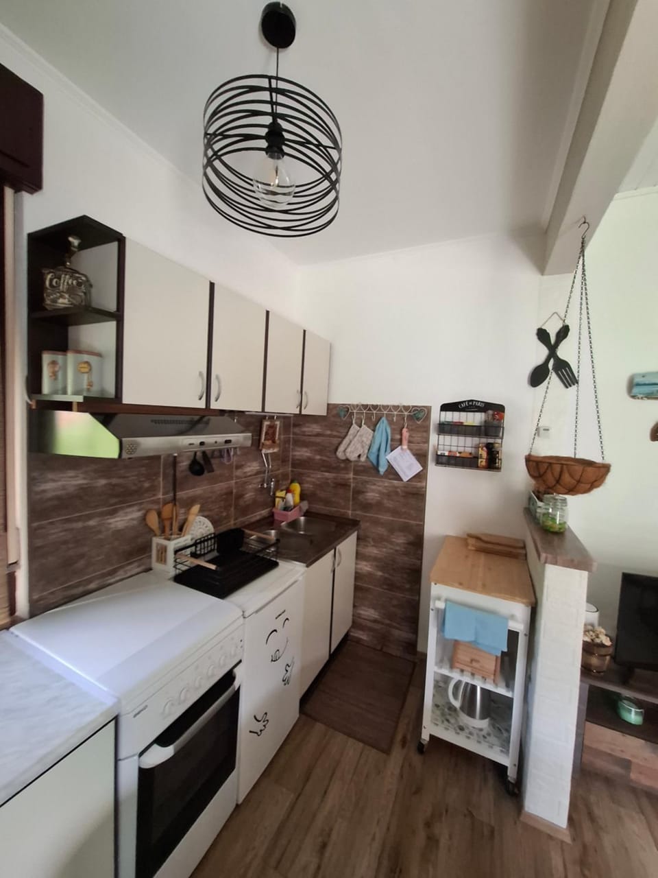 Kitchen or kitchenette, oven, pet friendly, stove