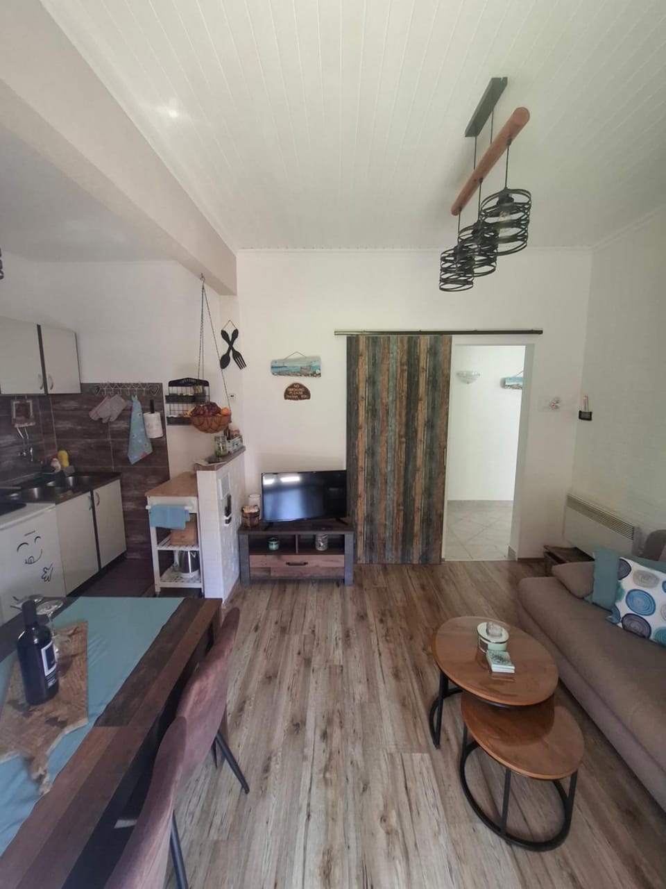 TV and multimedia, Living room, Photo of the whole room, Seating area, Dining area