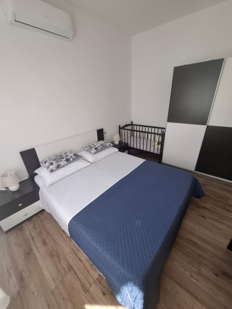 Bed, Photo of the whole room, Bedroom, air conditioner