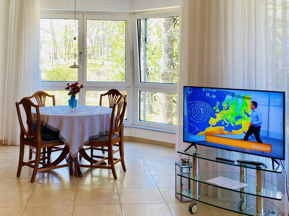 TV and multimedia, View (from property/room), Dining area