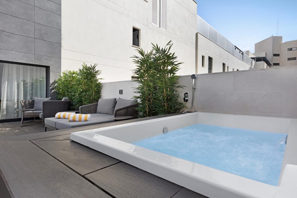 Steam room, Balcony/Terrace