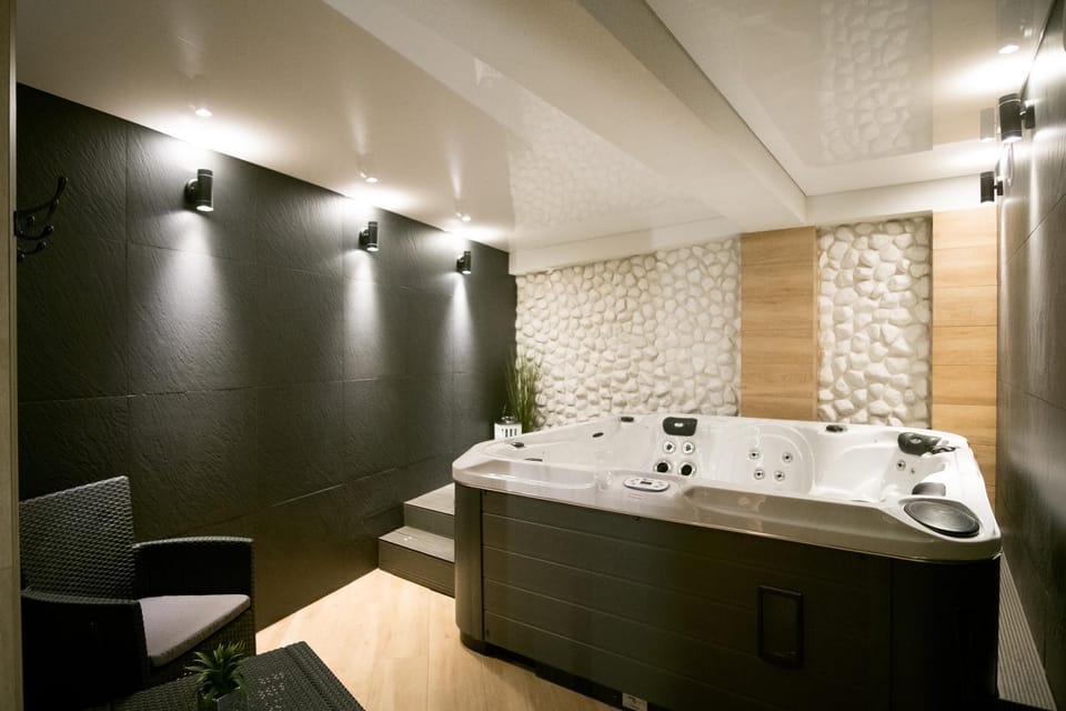 Hot Tub, Sauna