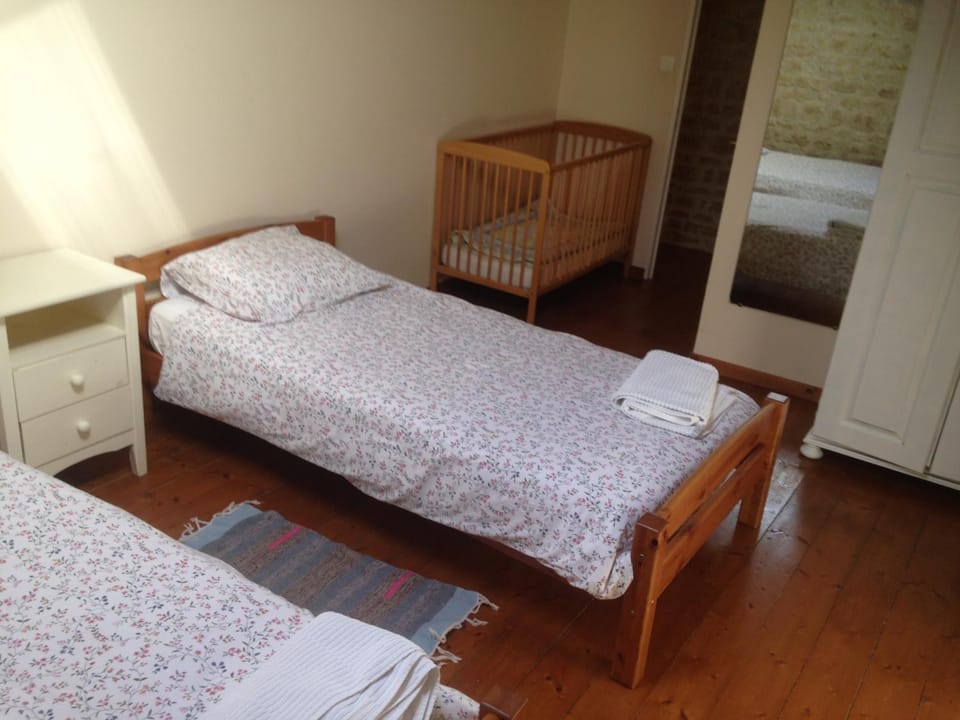 Bedroom, cot