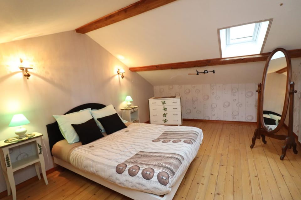 Photo of the whole room, Decorative detail