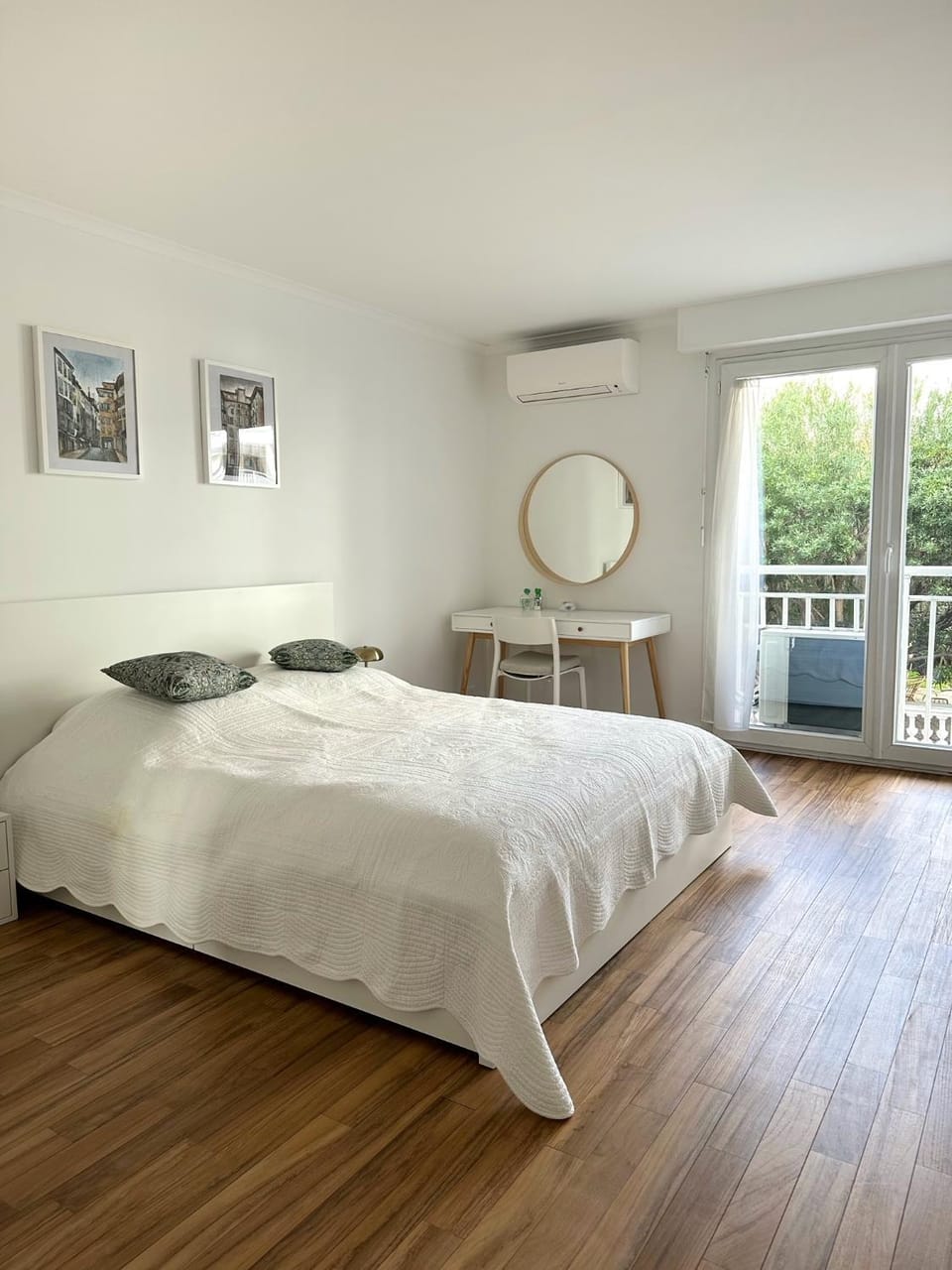 Photo of the whole room, Bedroom