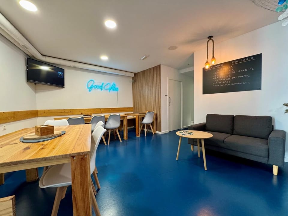 Communal lounge/ TV room, TV and multimedia, Living room, Seating area, Dining area, Evening entertainment