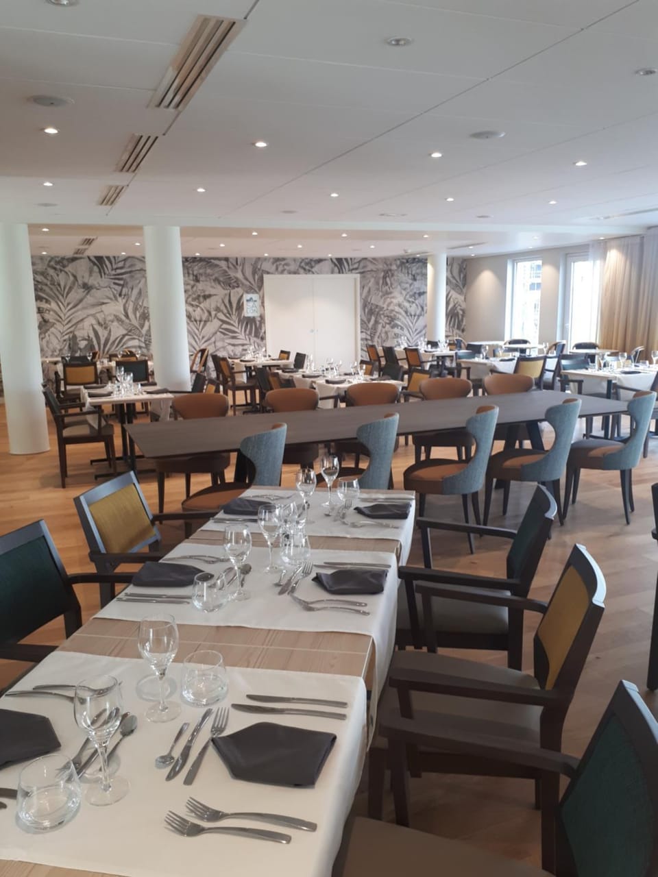 Restaurant/places to eat, Decorative detail, Lunch, Dinner, Alcoholic drinks, Non alcoholic drinks