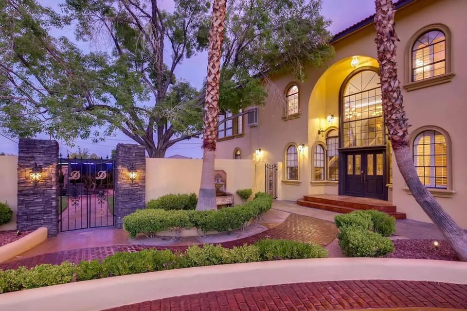 Villa Gordal - Enormous Villa in Las Vegas with 39 Sleeps Villa in Spring Valley