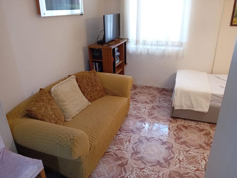 Communal lounge/ TV room, Bed, TV and multimedia, Living room, Seating area