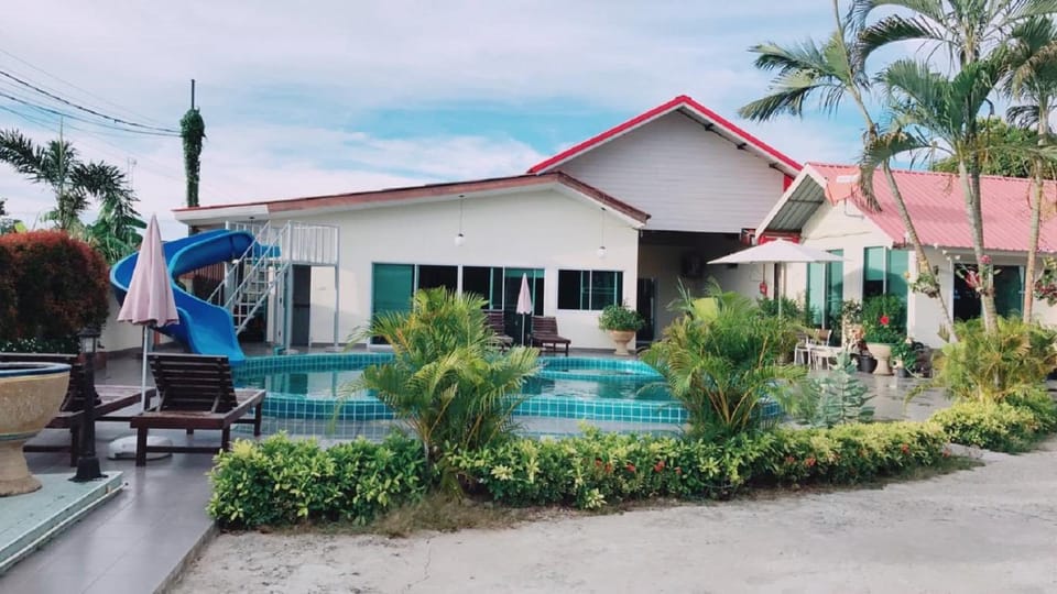 Facade/entrance, Swimming pool