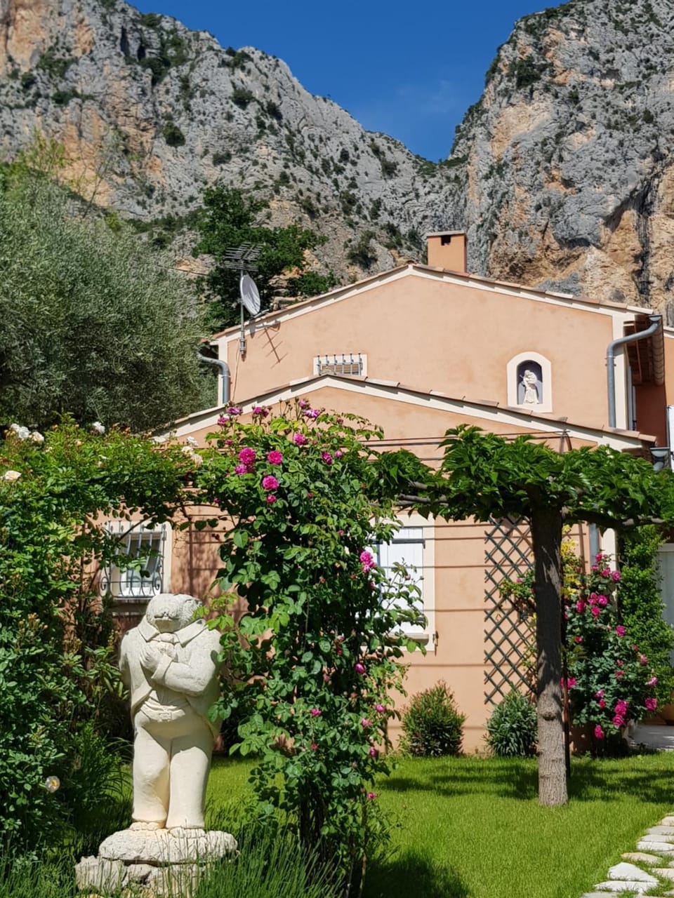 Facade/entrance