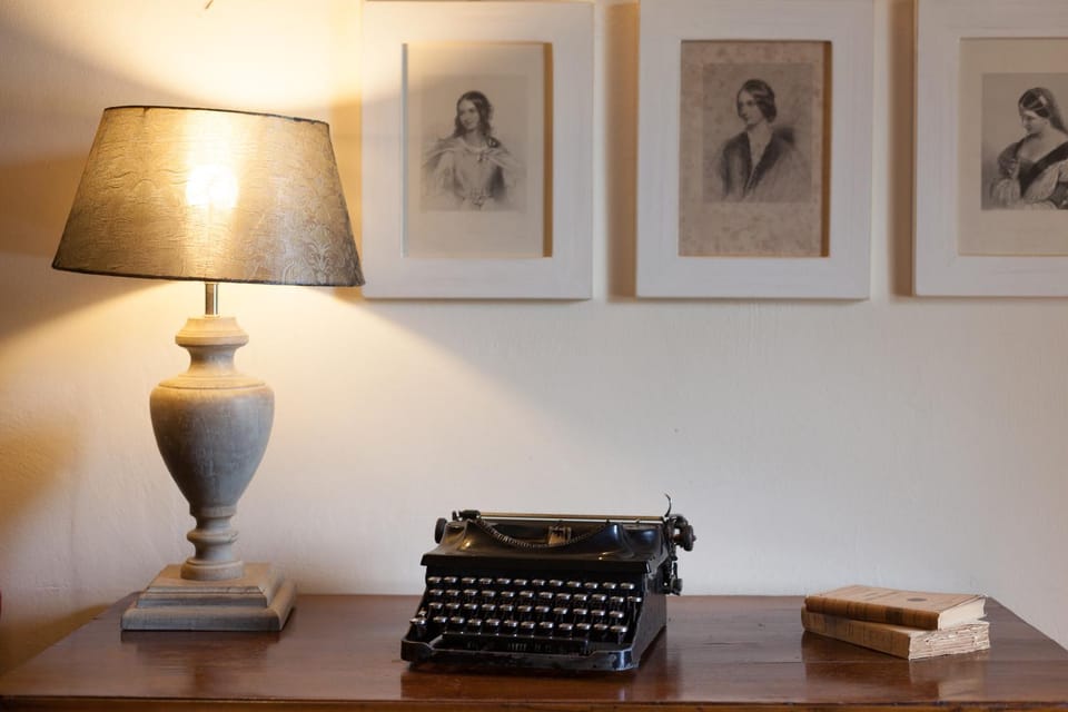 Photo of the whole room, Decorative detail