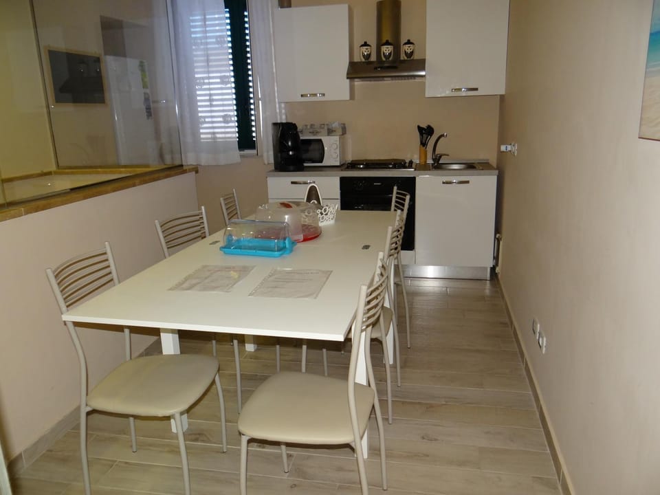 Kitchen or kitchenette, Dining area, minibar, pet friendly, stove, toaster