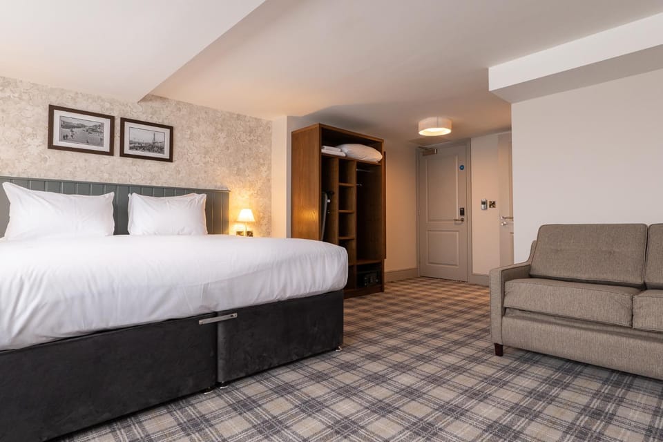 Bed, Photo of the whole room, Seating area, Bedroom