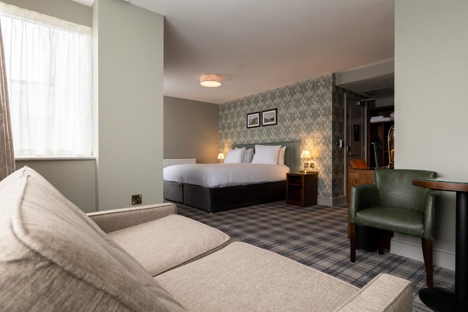 Bed, Photo of the whole room, Seating area, Bedroom