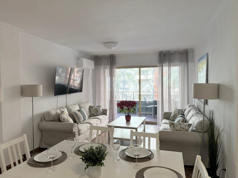 Communal lounge/ TV room, TV and multimedia, Living room, Seating area, Dining area, Evening entertainment