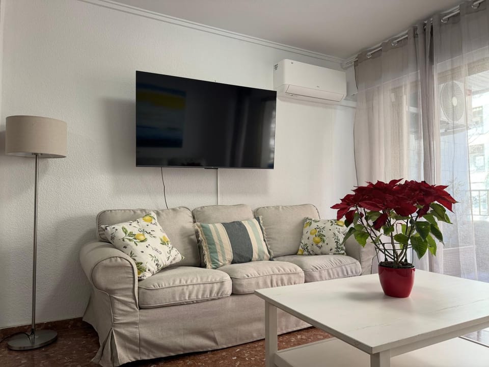 Communal lounge/ TV room, TV and multimedia, Living room, Seating area, Evening entertainment, air conditioner