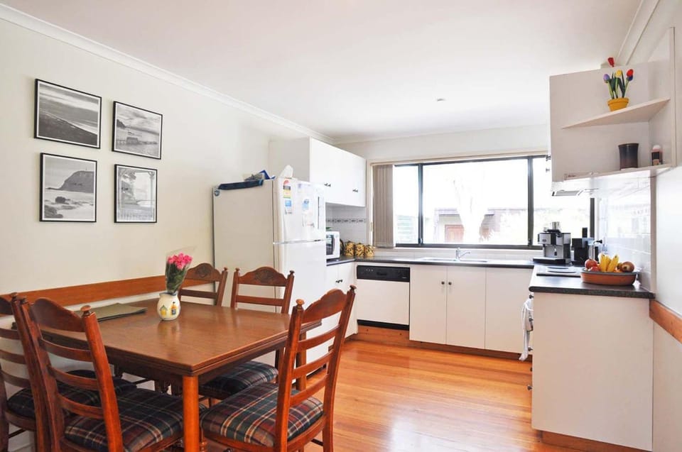 Kitchen or kitchenette, Dining area, oven, stove