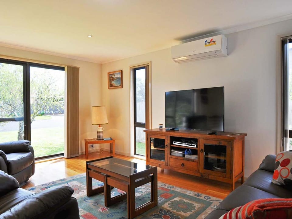 Living room, Seating area, air conditioner