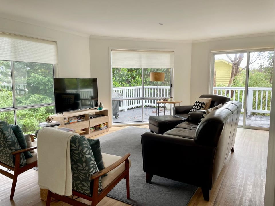 Communal lounge/ TV room, TV and multimedia, Living room, Seating area, Evening entertainment