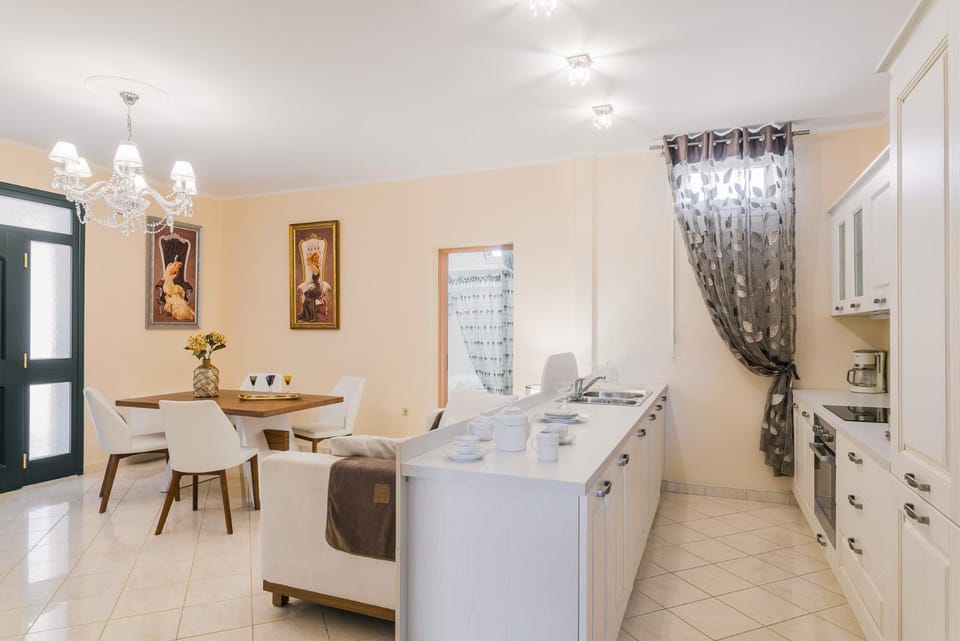 Kitchen or kitchenette, Dining area