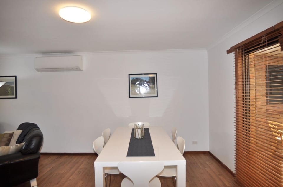 Palm Waters 4 - Wi-Fi & Linen Included House in Inverloch