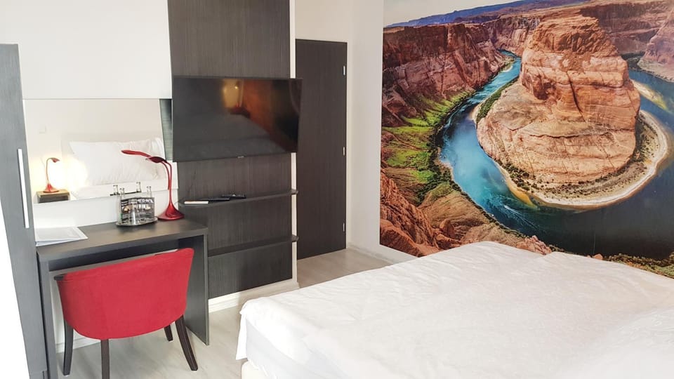 Bed, TV and multimedia, Photo of the whole room, Bedroom