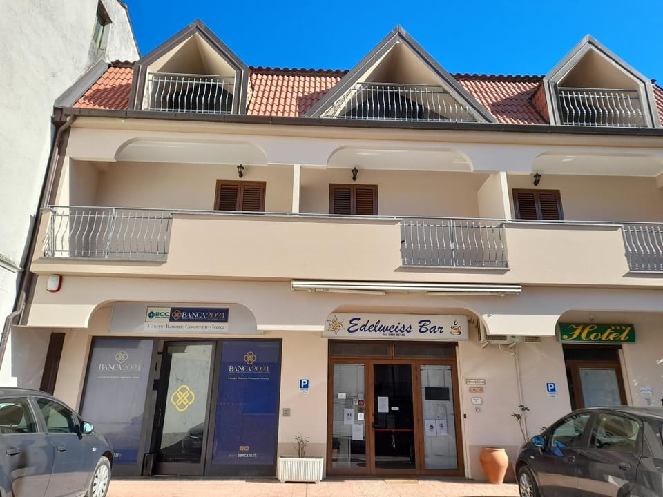 Property building, Facade/entrance, Day