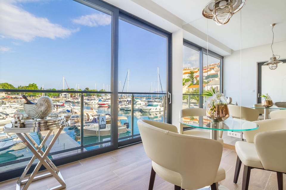 Staff, Spring, Summer, Balcony/Terrace, Decorative detail, Autumn, Pets, Sea view, Lunch, Dinner, Alcoholic drinks, Non alcoholic drinks, Family