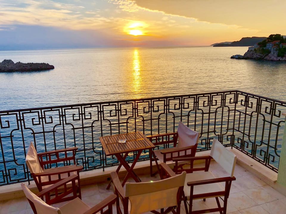Nearby landmark, Restaurant/places to eat, Natural landscape, Balcony/Terrace, Beach, Sea view