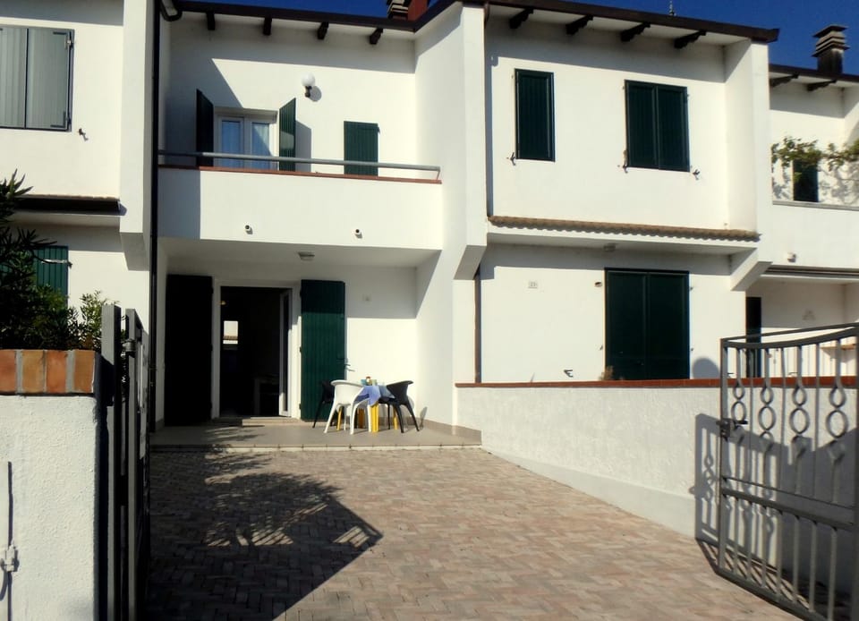 Patio, Facade/entrance, Balcony/Terrace, Inner courtyard view