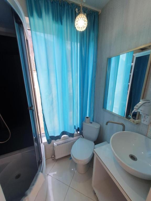 Shower, Toilet