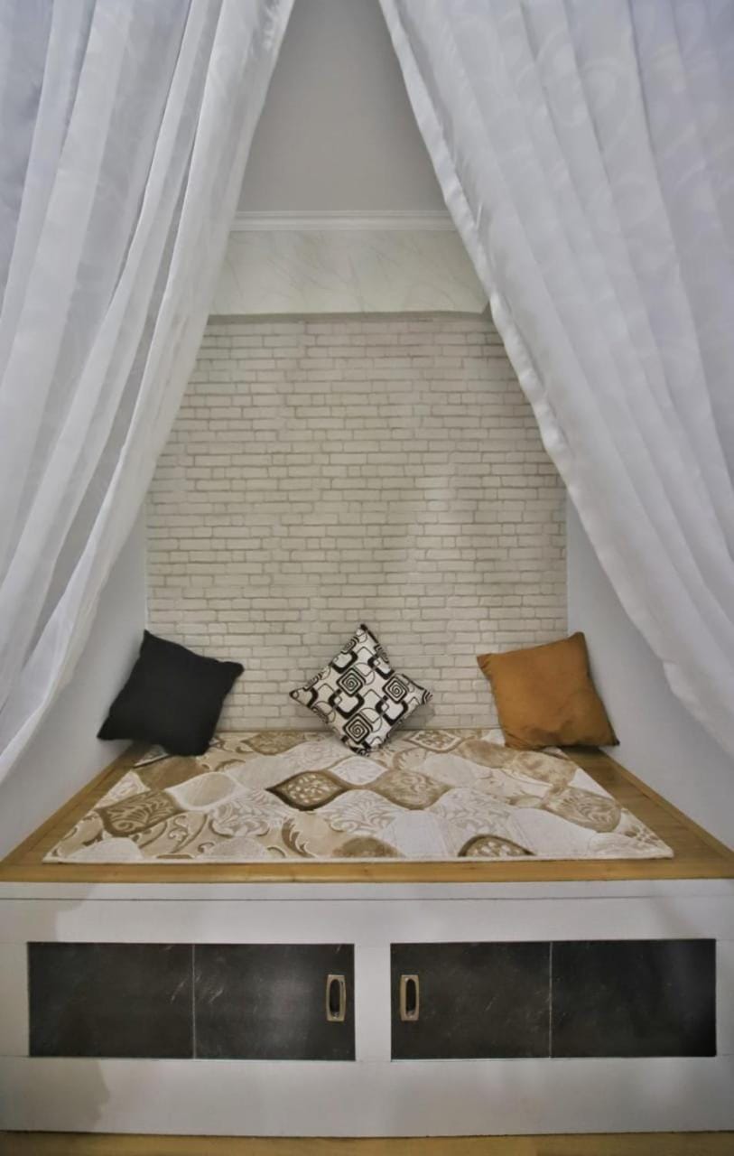 Bed, Seating area